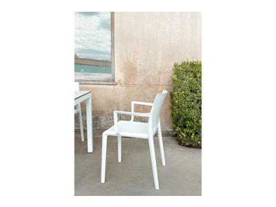 Stol i plast med armlæn | Bimba | Balliu