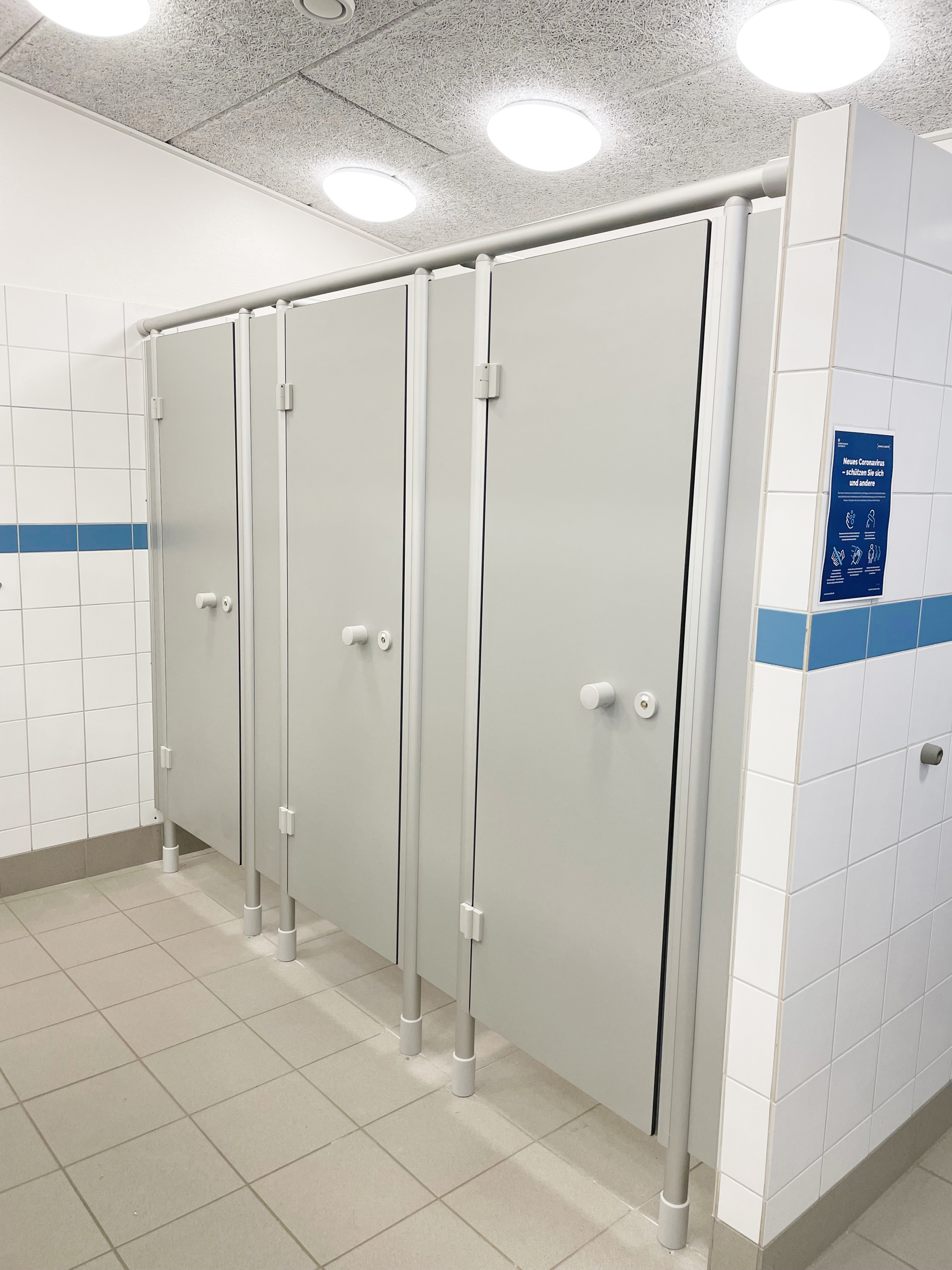 Nye grå Geschwender-skillevægge i badefaciliteterne på Skiveren Camping