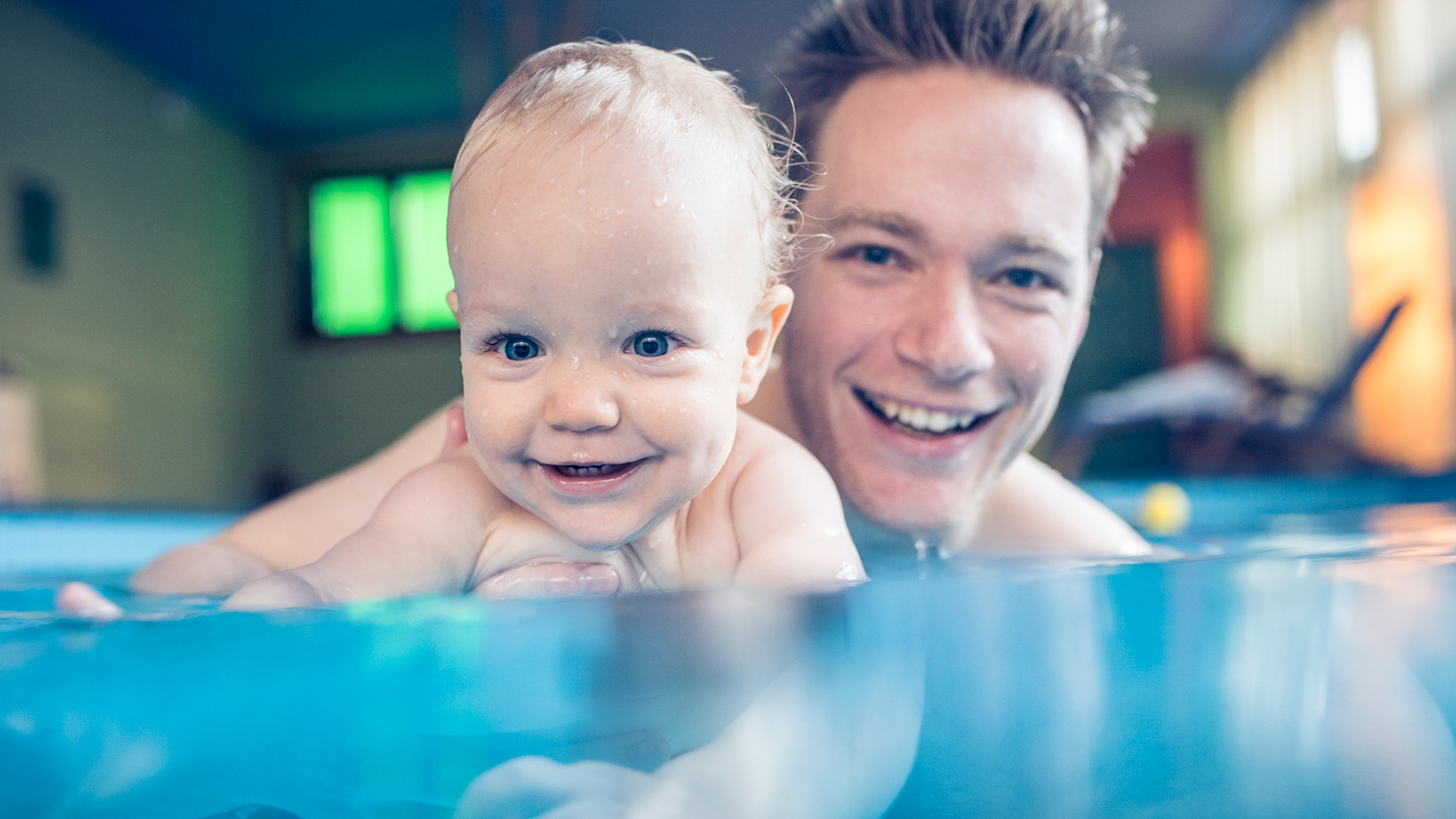 Babysvømning styrker babyens motorik