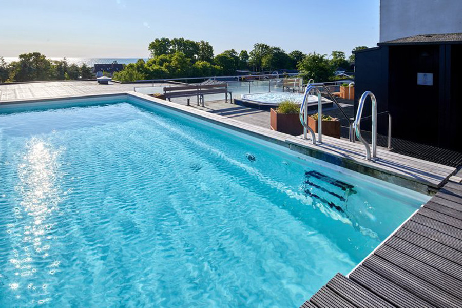Udendørs poolområde hos Hotel Viking med udsigt mod vandet