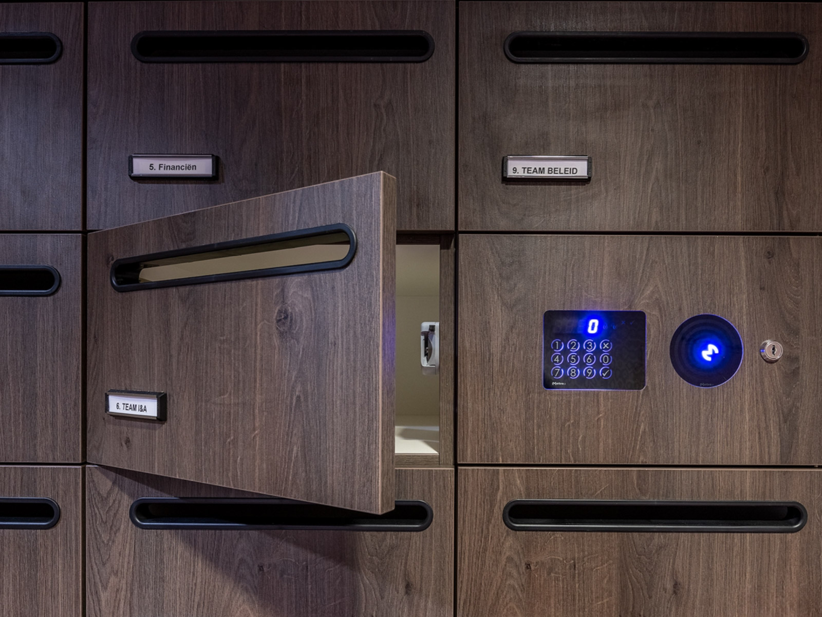 Smart locker system med RFID og mobil adgang