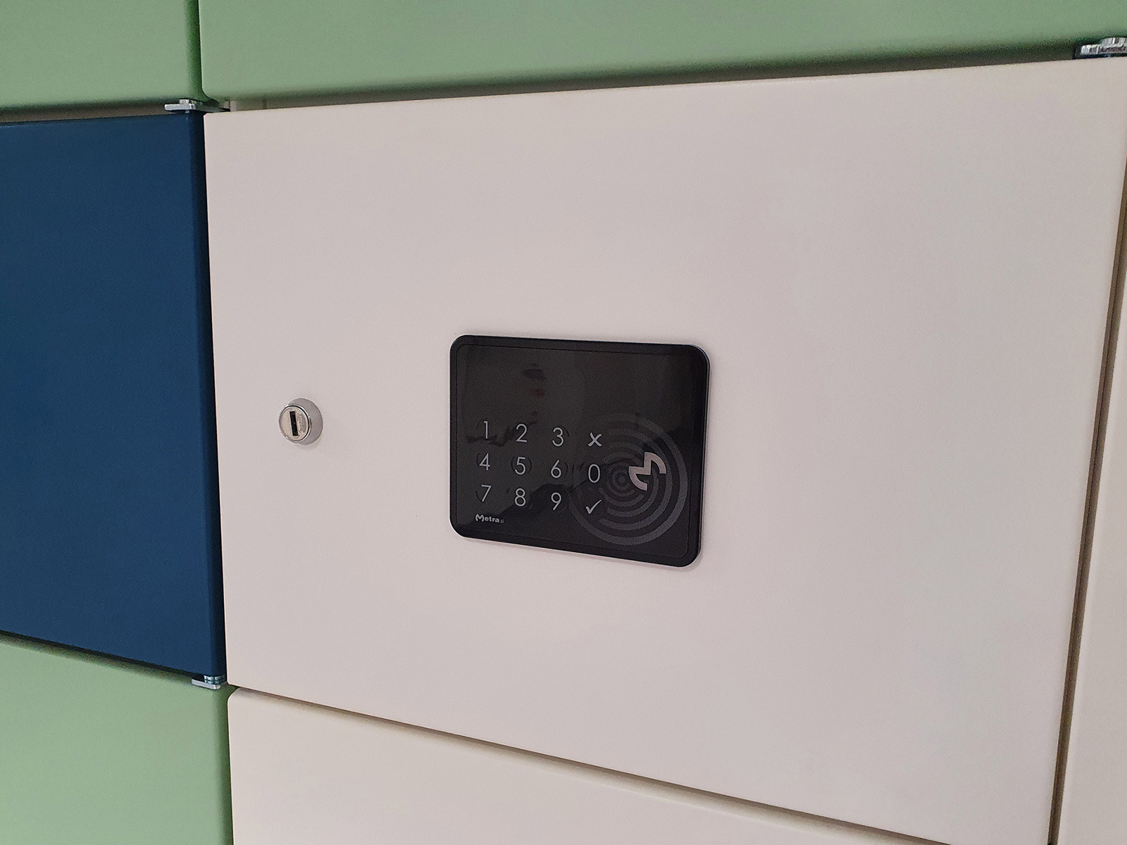 Metra elektroniske låsesystemer til skabe og lockers