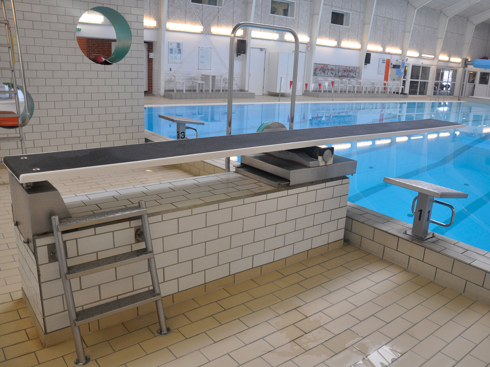 RAHN Type 1 vippebræt med rullesystem i professionel svømmehal